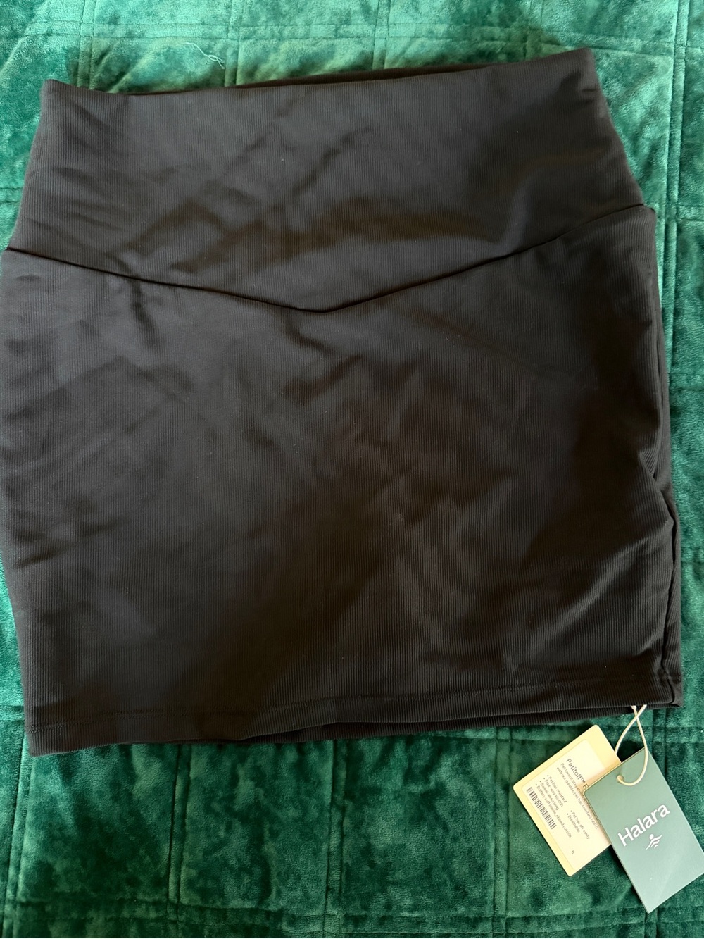 HALARA Black V-Waist Mini Skirt